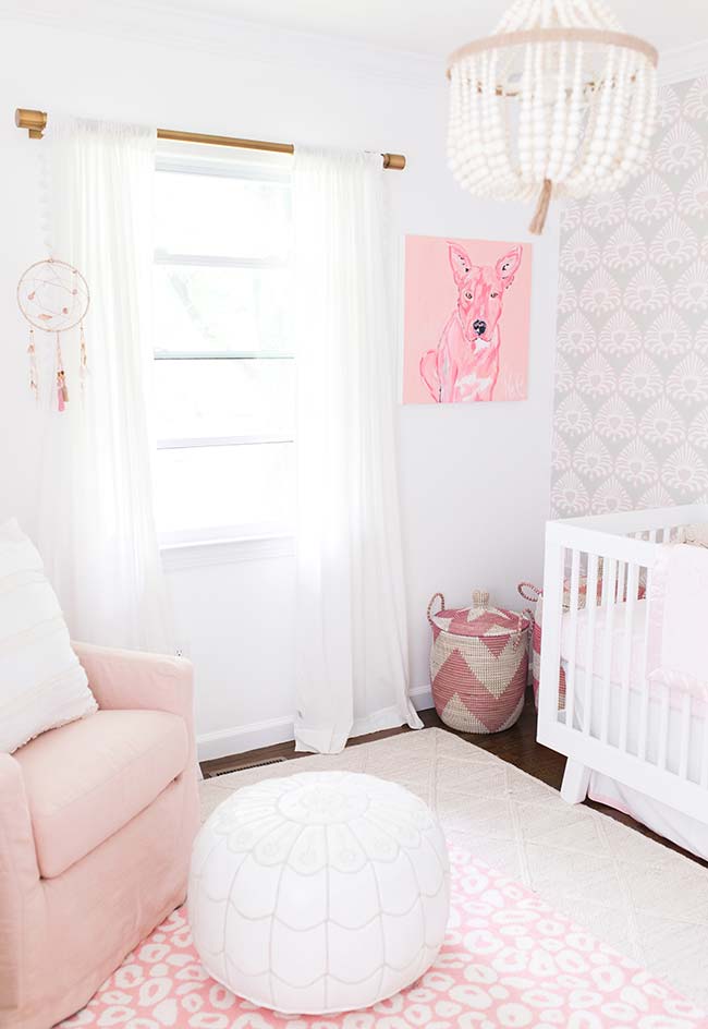 Quarto de bebê pequeno feminino: o rosinha entra como uma cor complementar na decoração dos móveis e decoração auxiliar