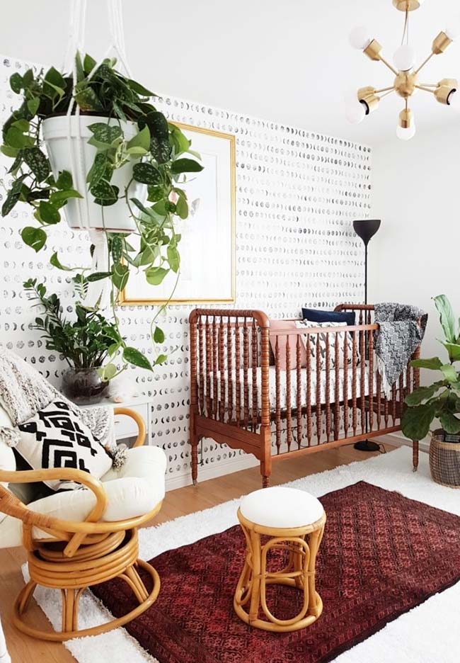 Em uma inspiração que mistura a decoração do campo com a decoração urbana contemporânea, uma ideia de quarto de bebê pequeno e simples.