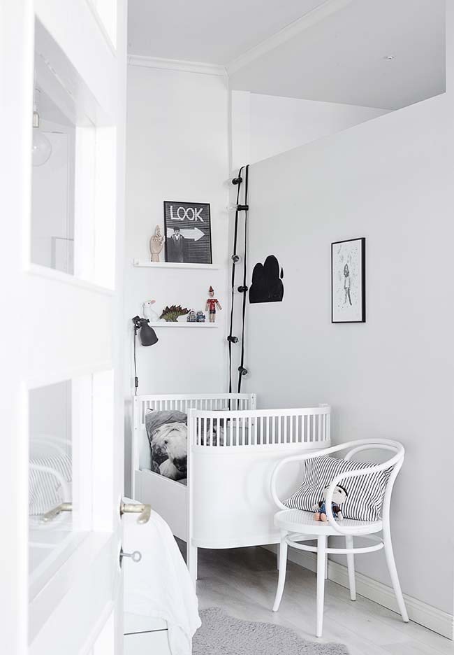 Decoração de quarto de bebe pequeno e estreito