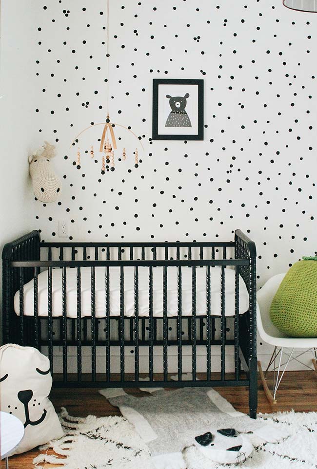 O preto e branco em uma decoração super fofa de ursinho neste quarto de bebê