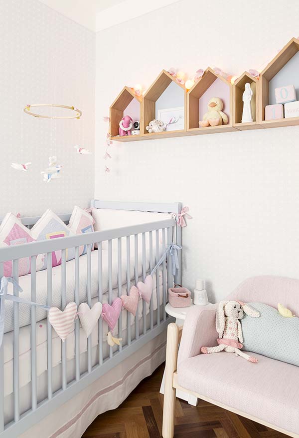 Muita fofura neste quarto de bebê pequeno feminino