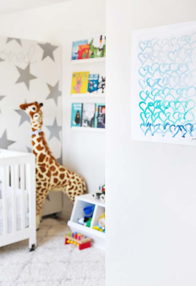 Livros e brinquedos viram a decoração principal deste quarto de bebê pequeno