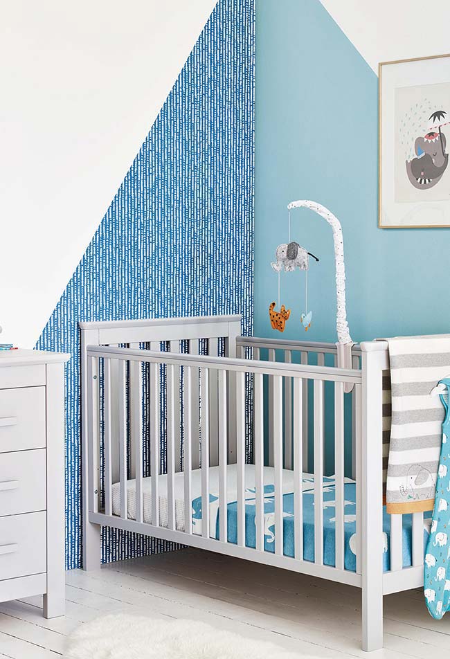 Quarto de bebê pequeno com mais uma decoração de parede super interessante