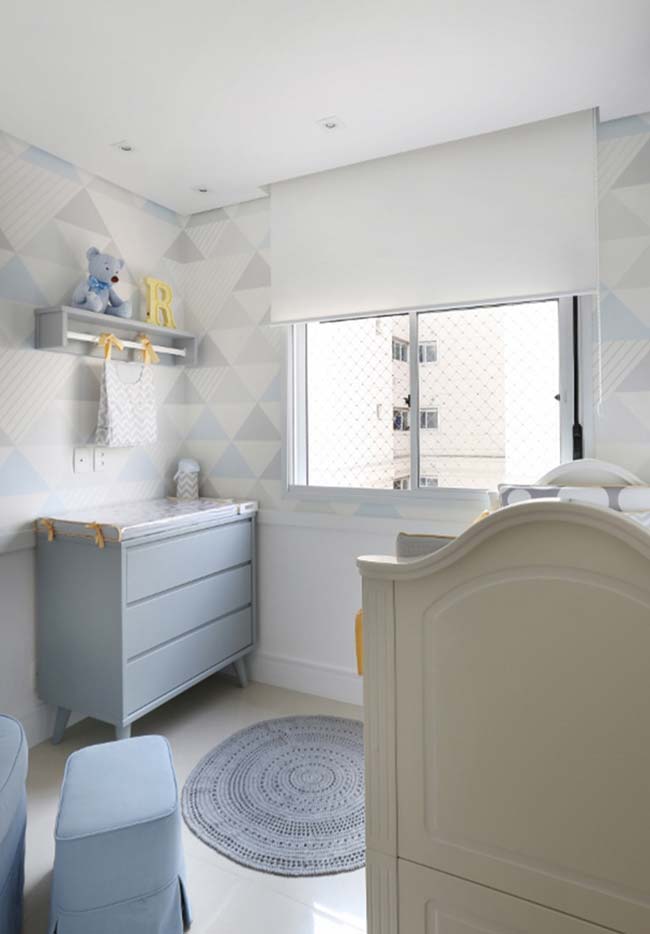 Papel de parede geométrico neutro cria um fundo tranquilo e confortável para o quarto de bebê