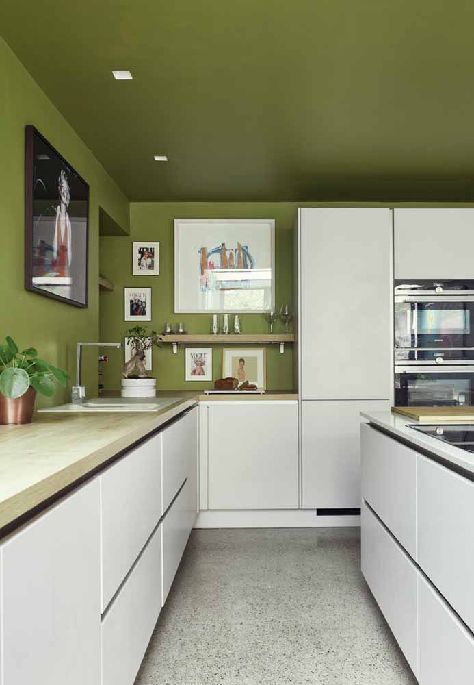 Outra ideia para ousar na decoração da sua cozinha verde: que tal uma cor diferente na parede e no teto?