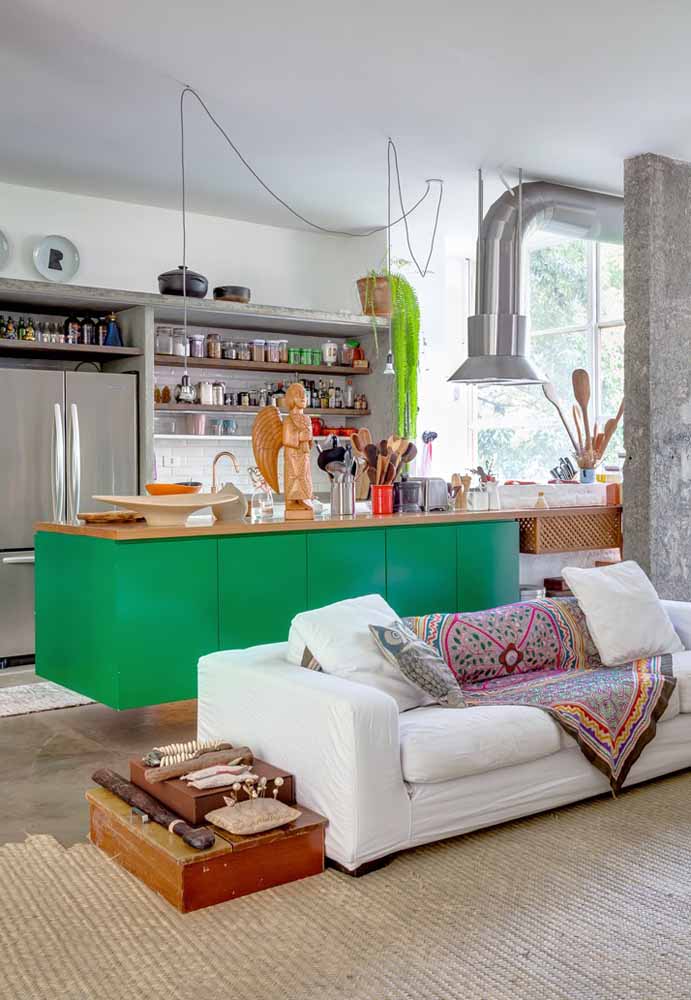 Balcão de destaque em verde bandeira dividindo os ambientes da cozinha e sala de estar
