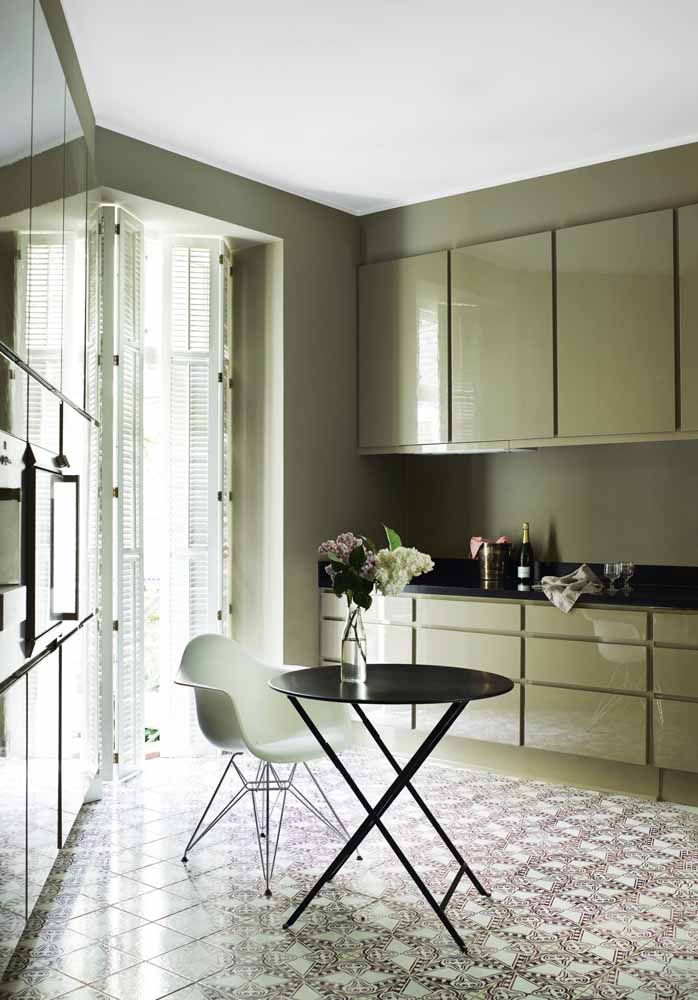 Cozinha verde musgo planejada: uma decoração combinada com preto e branco com muita elegância