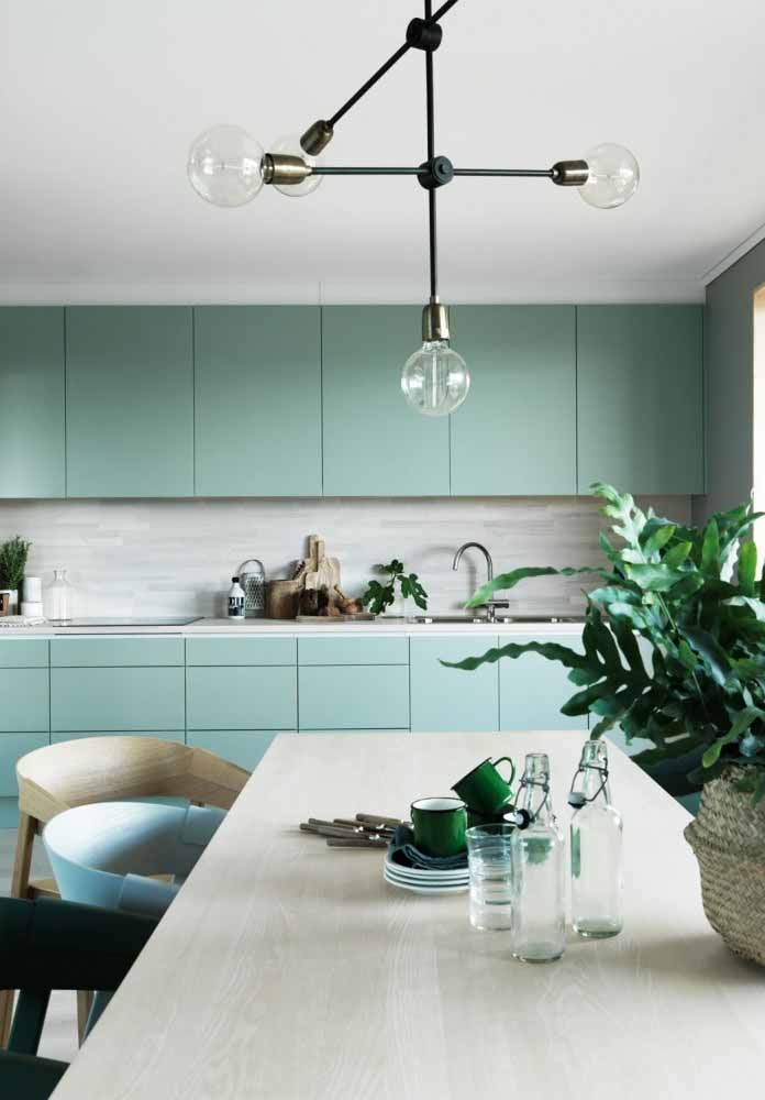 Para além do uso do verde nos armários ou paredes, aposte em outros elementos e utensílios verdes na sua cozinha