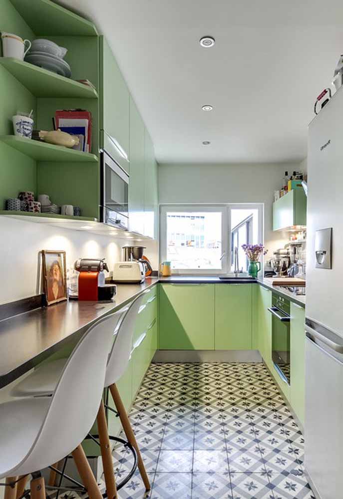 Uma dica de decoração perfeita para a sua cozinha verde é a utilização de elementos em tons derivados do vermelho