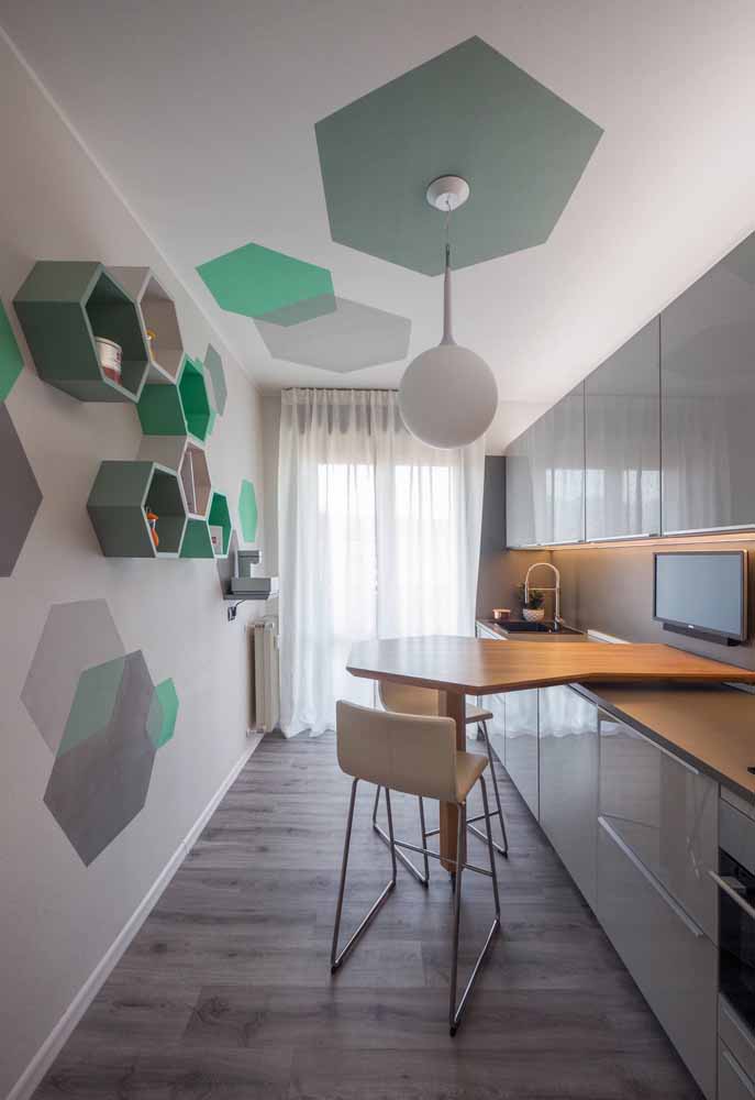 Brinque com as pinturas e formas geométricas diferentes em cozinhas mais neutras
