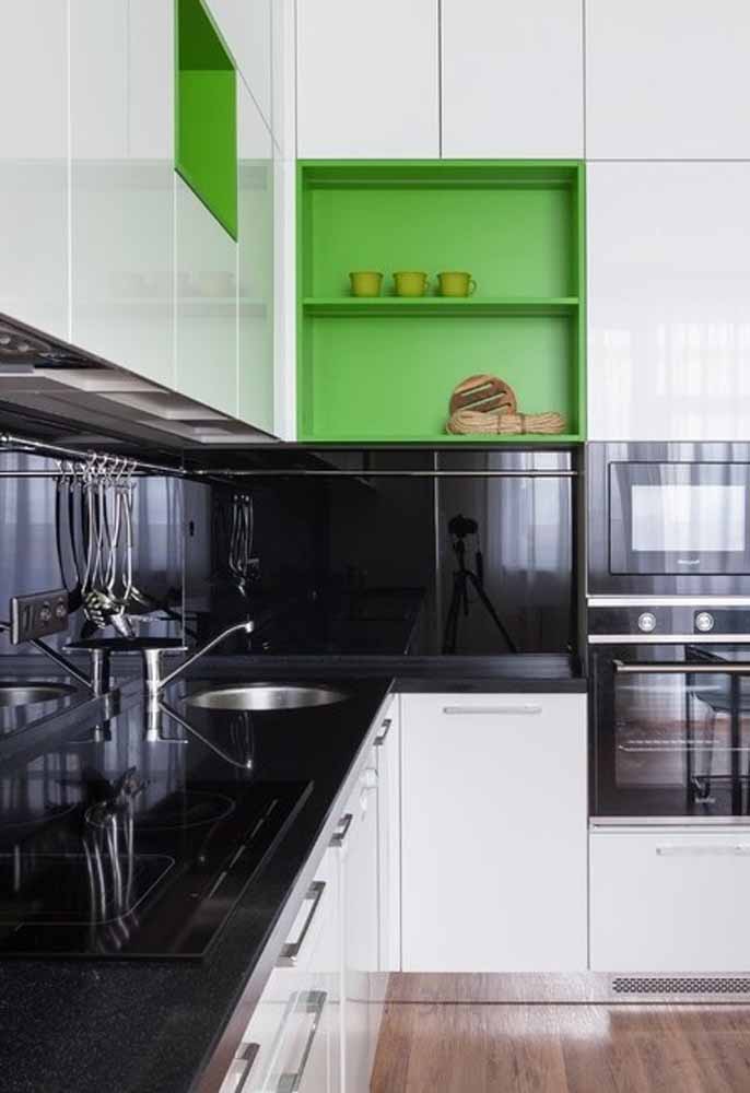 Nichos e detalhes em verde vibrante na sua cozinha preto e branco