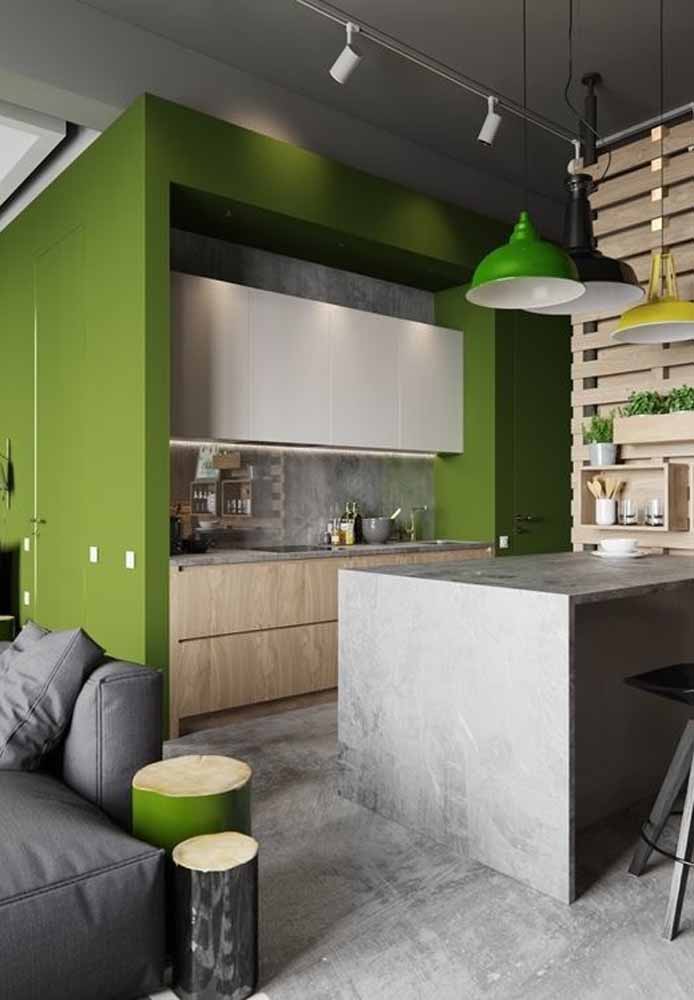 Bambu, cimento queimado e madeira trazendo o verde para a sua cozinha pequena industrial