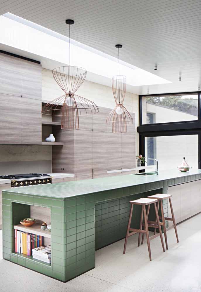 Ilha central com azulejos na cozinha contemporânea