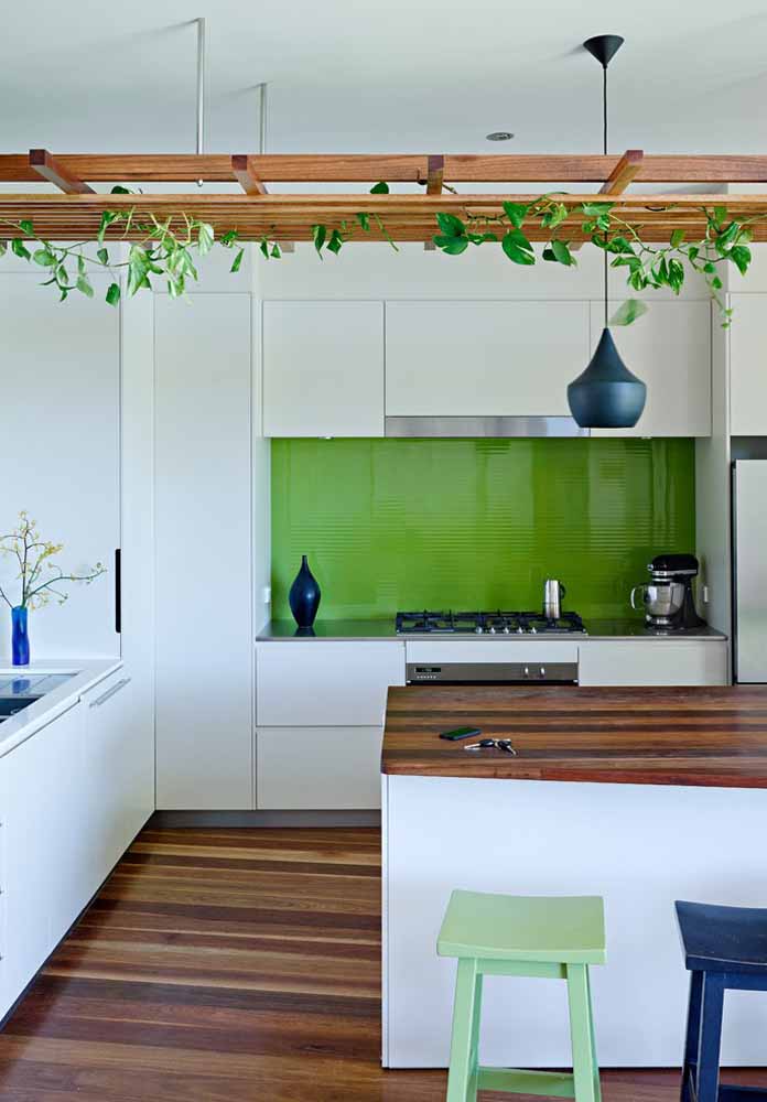 Verde no fundo de móveis brancos e plantinhas suspensas