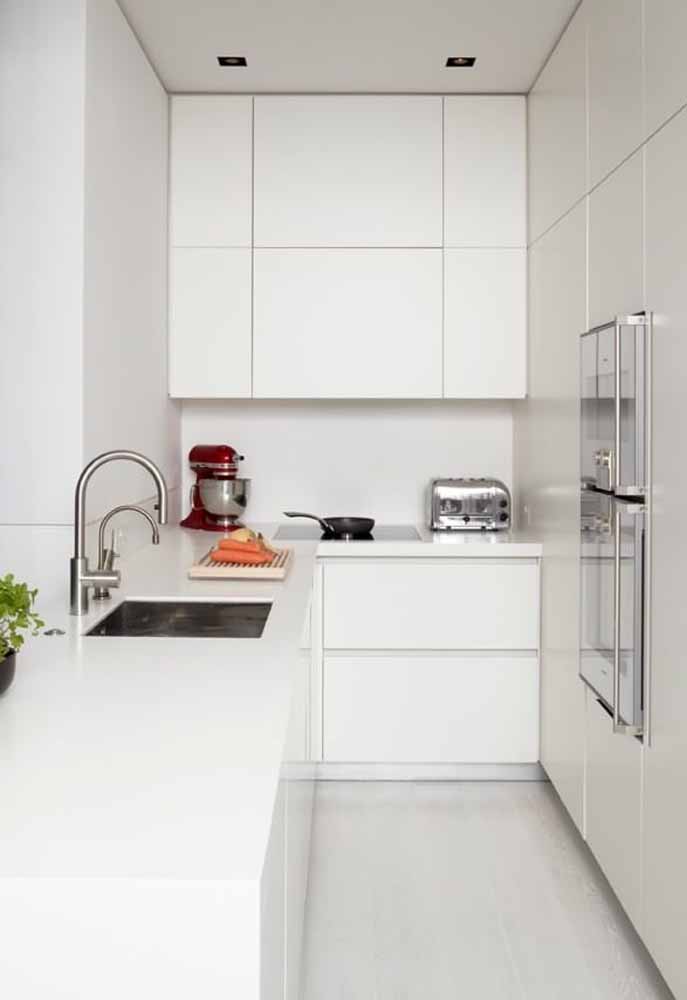 Cozinha branca simples para casa pequena ou apartamento, sem deixar o aconchego do ambiente