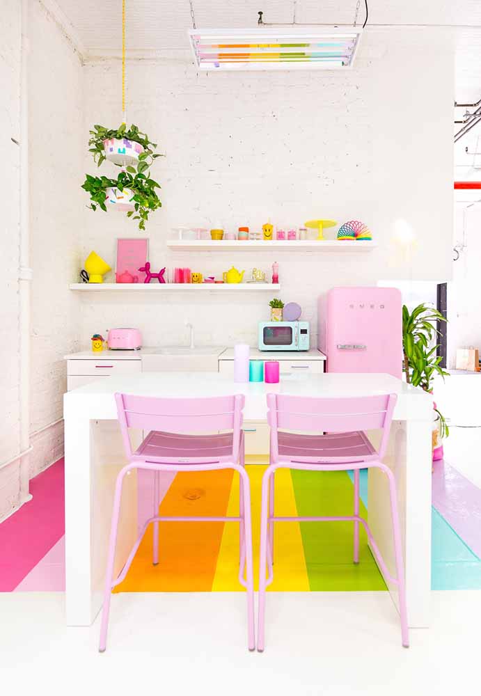 Cozinha branca com tijolos, referência à cozinha industrial, as plantas com um toque de escandinava e coloração ao estilo Candy Colors trazendo alegria para a decoração.