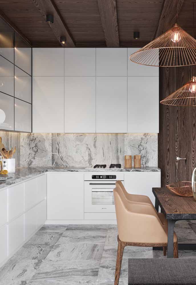 Mais um detalhe de luxo a partir de cores metalizadas: rose gold ou cobre nas luminárias de mesa