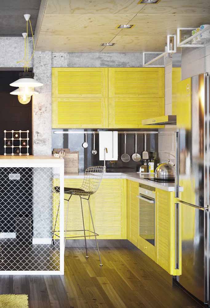 Amarelo e cinza como uma combinação contemporânea que funciona até mesmo para as cozinhas simples