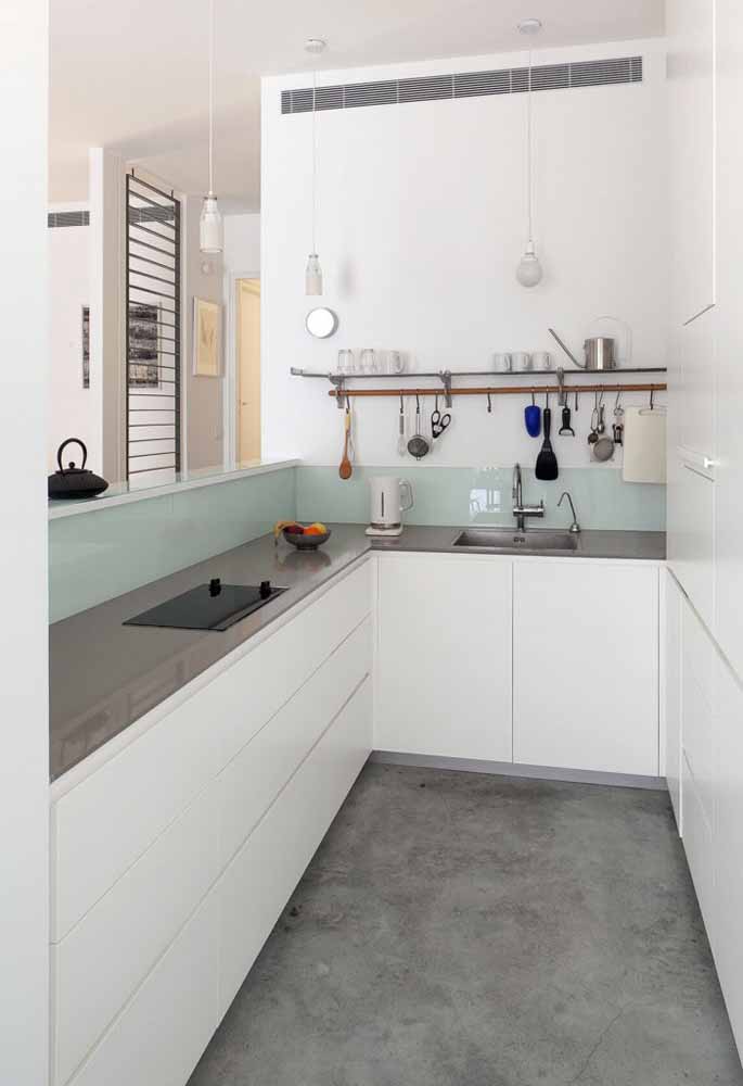Cozinha simples e funcional sempre! Use prateleiras estreitas e muitos ganchos para deixar seus utensílios mais usados prontos para a ação do dia-a-dia