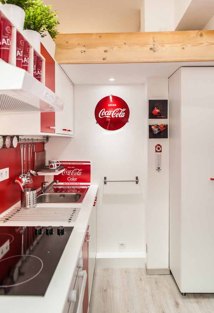 Uma decoração de cozinha simples em branco e vermelho para os amantes da Coca-Cola