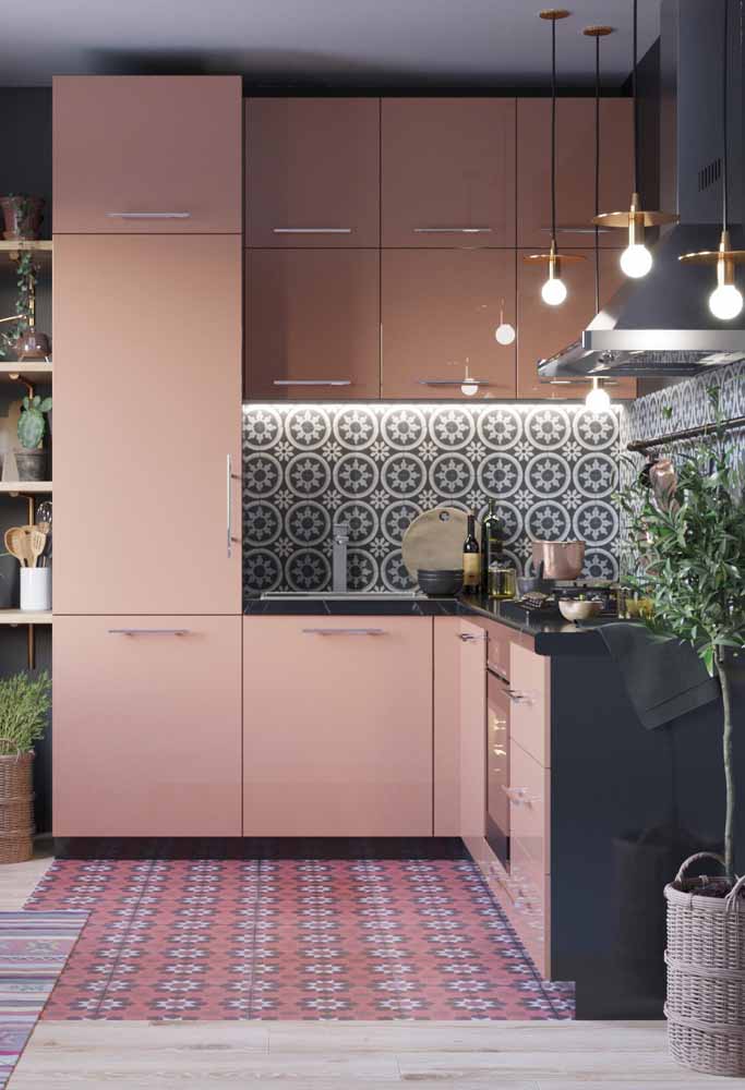 Cozinha simples alinhada às tendências contemporâneas: uma decoração em rosa e preto cheia de estilo