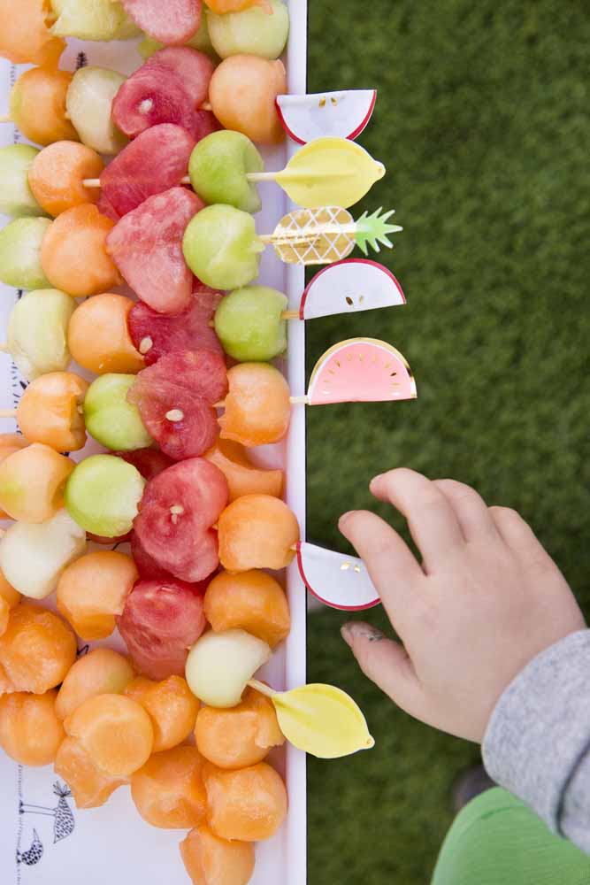 Os espetos personalizados com frutas deixa a decoração do dia das crianças um charme só