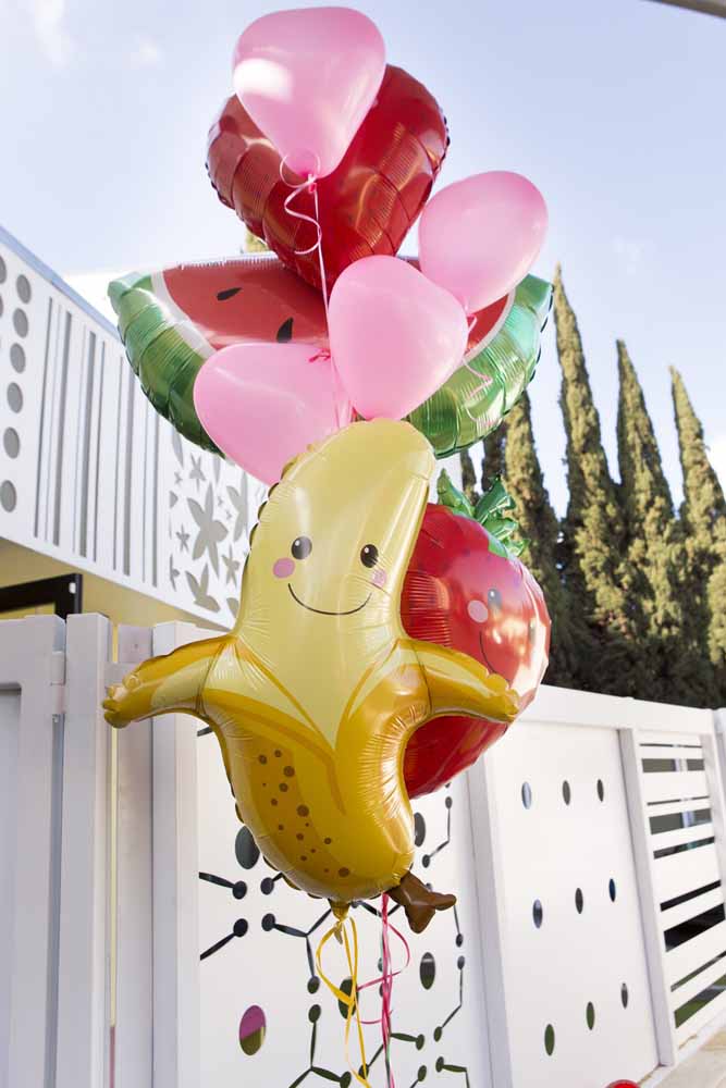 Quer fazer uma decoração diferente? Encha balões no formato de frutas