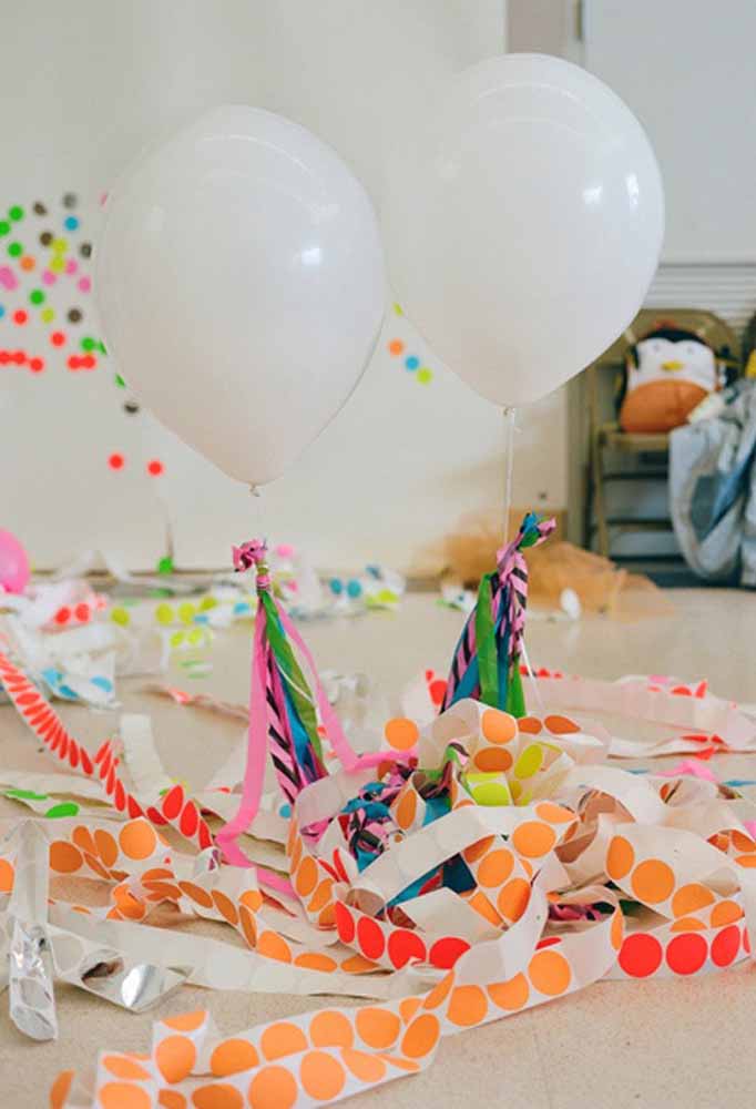 Pendure fitas coloridas nos balões para deixar a festa mais divertida