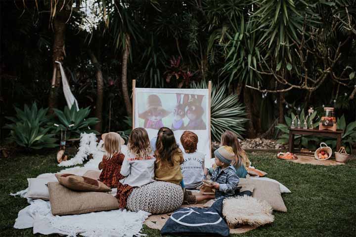 Monte um cineminha no quintal de casa e reúna as crianças