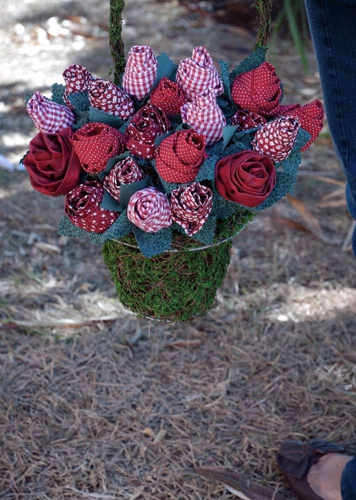 Você pode usar musgo para dar um toque final no seu arranjo de flores de tecido