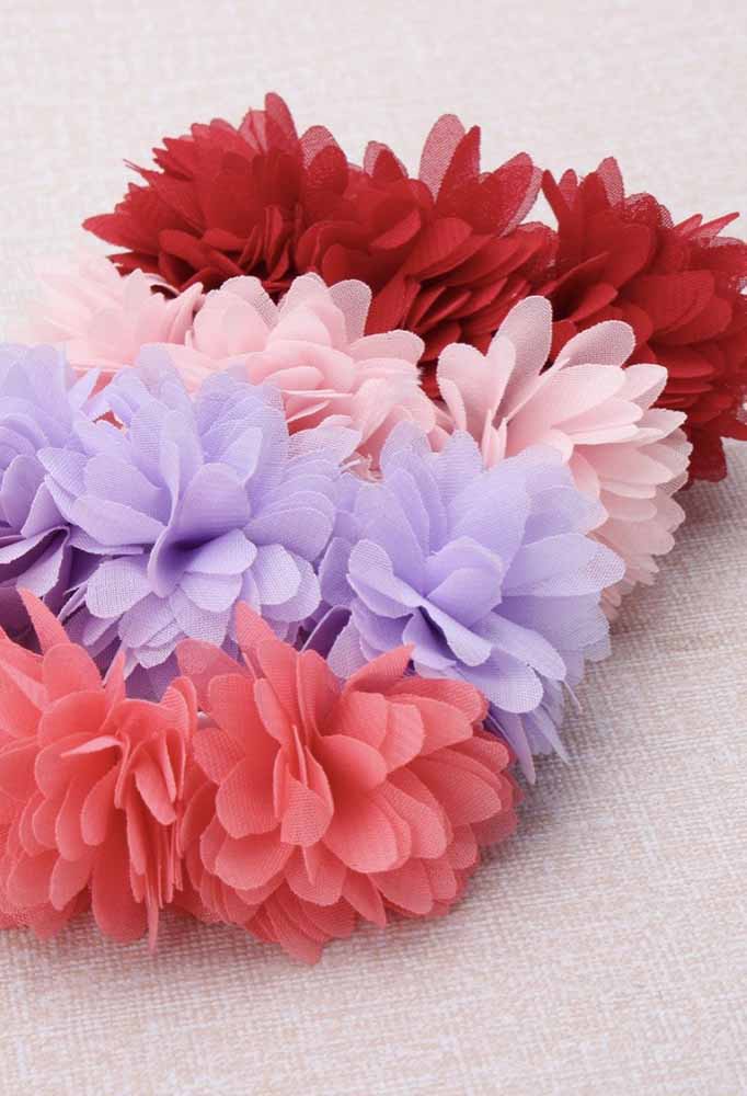 Flores-pompom de tecido: outro estilo para criar flores que vão bem em tiaras, garlands e tapetes