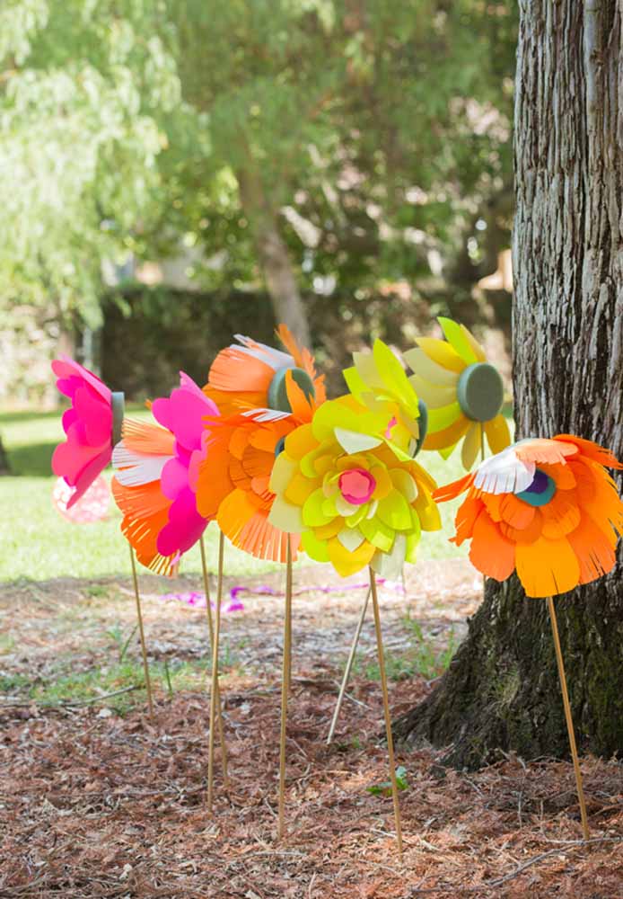 Flores de papel para enfeitar os jardins: Também pode ser usado para os jardins na decoração de casamento. Super fácil de fazer, só basta ter palito, tesoura, papel e sua criatividade.