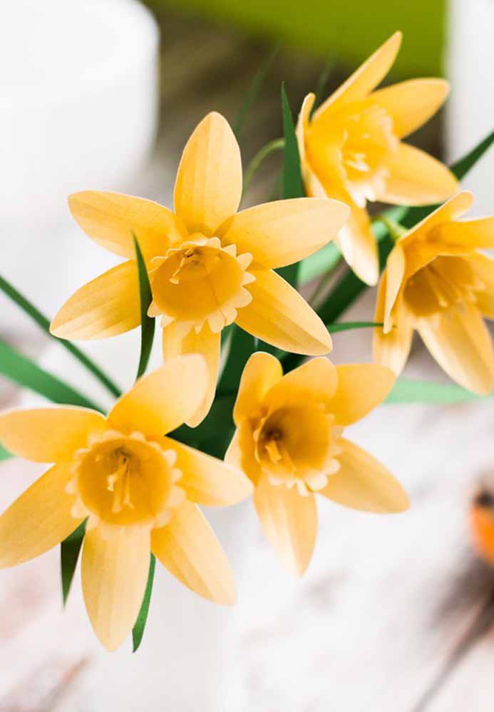 Decoração com flores de papel: Pode ser feito com color set que dá um aspecto de pétalas mais reais.