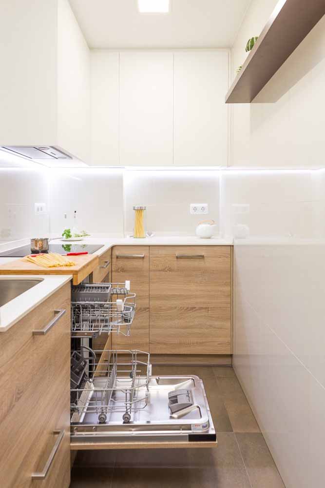 Esse modelo de cozinha planejada pequena foi pensando para utilizar todos os espaços à favor da organização.
