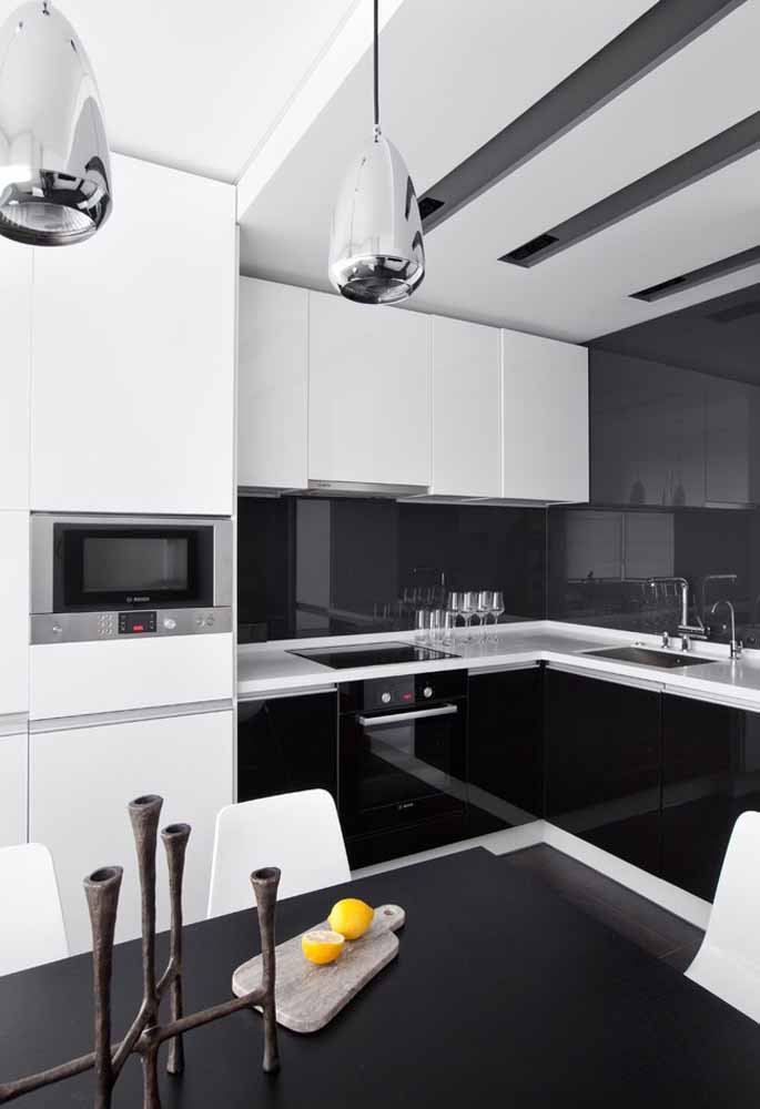 Modelo de cozinha planejada preto e branco para decoração