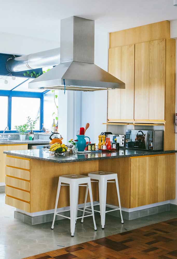 Aposte em um balcão largo e o decore com os utensílios da cozinha. Fica belíssimo!