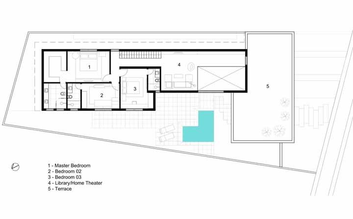 E no piso superior, a residência abriga três quartos, uma biblioteca e um terraço