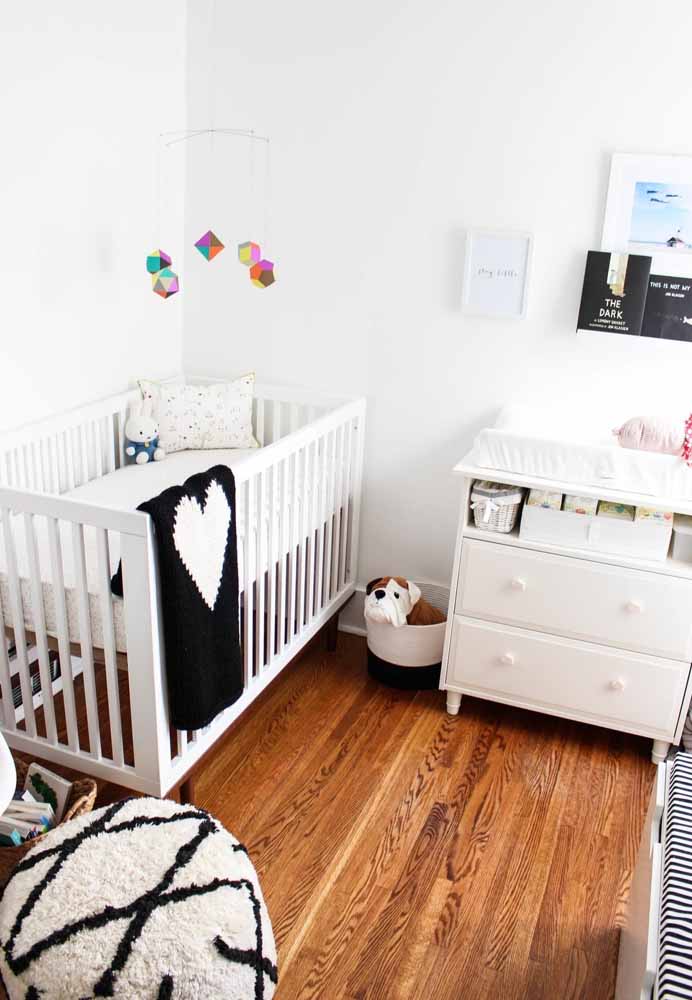 Quarto de bebê simples e pequeno com o branco na paleta principal