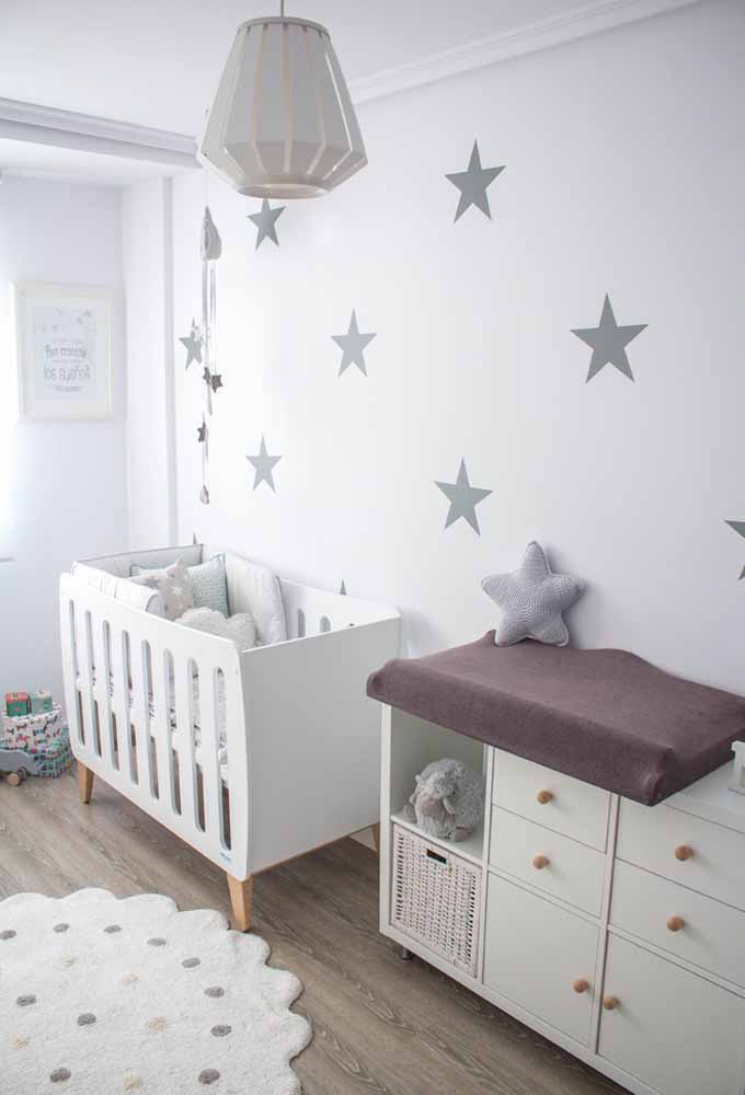 Quarto de bebê simples com um tema: neste aqui, as estrelas compõem o quarto, da parede até o móbile e as almofadas