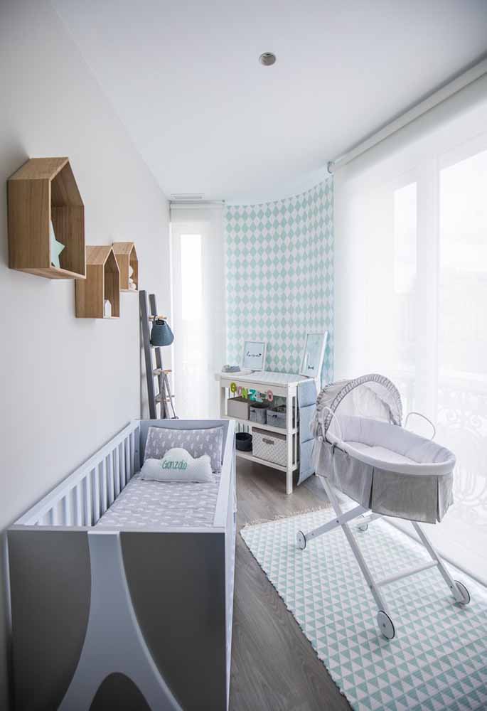Em quartos com desenho irregular, o posicionamento dos móveis faz toda a diferença na decoração
