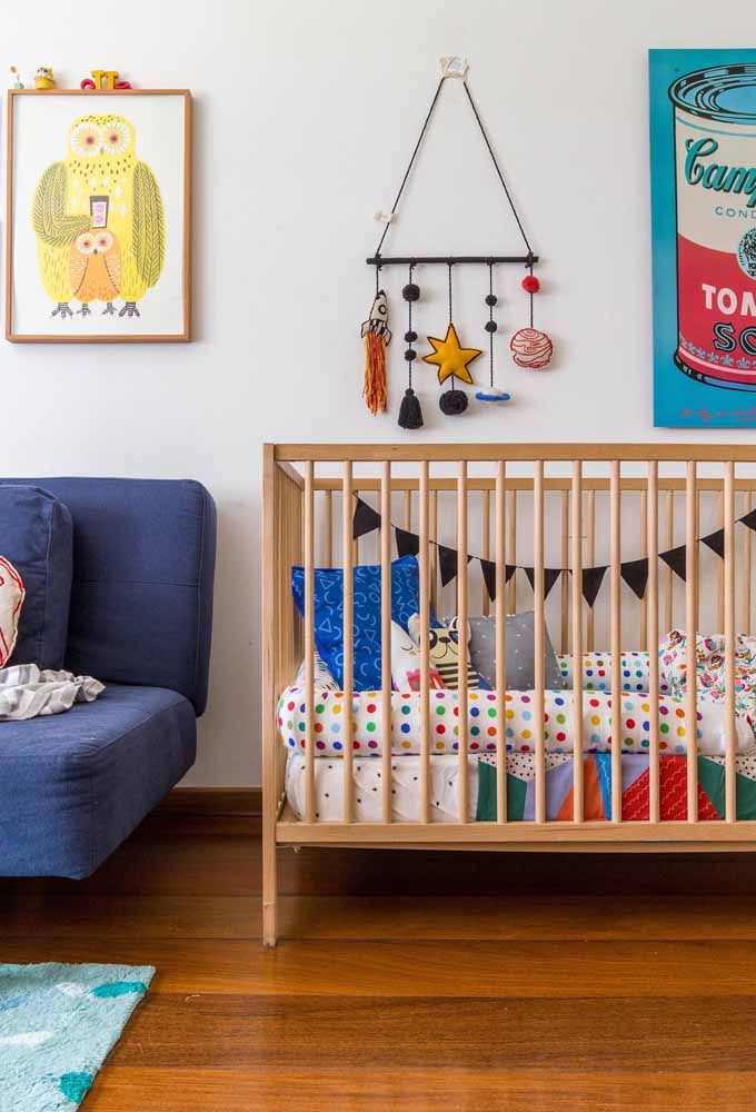 Outra ideia de quarto de bebê simples, mas cheio de combinação de cores e estampas 