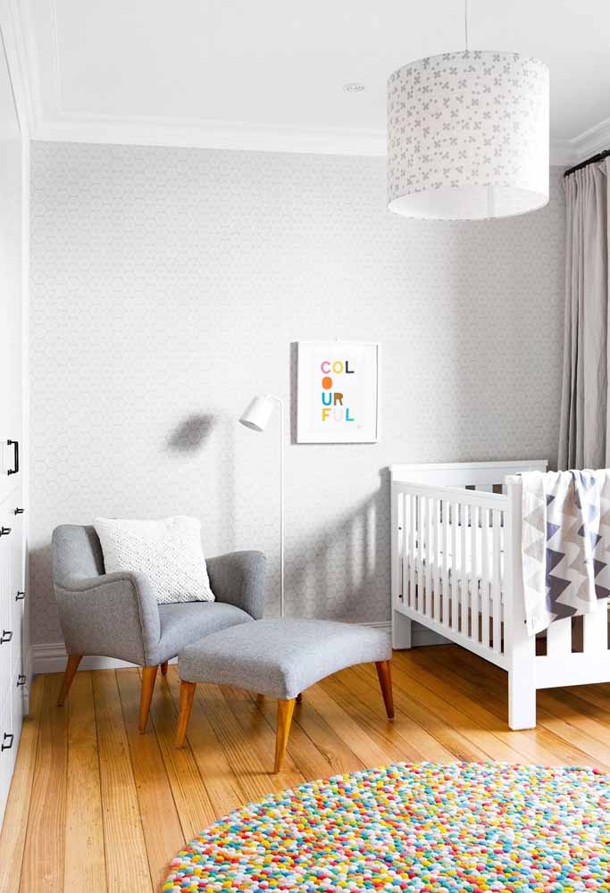 Mais uma ideia para o uso do cinza na decoração do quarto de bebê simples: misture tons e acrescente mais cores nos objetos decorativos