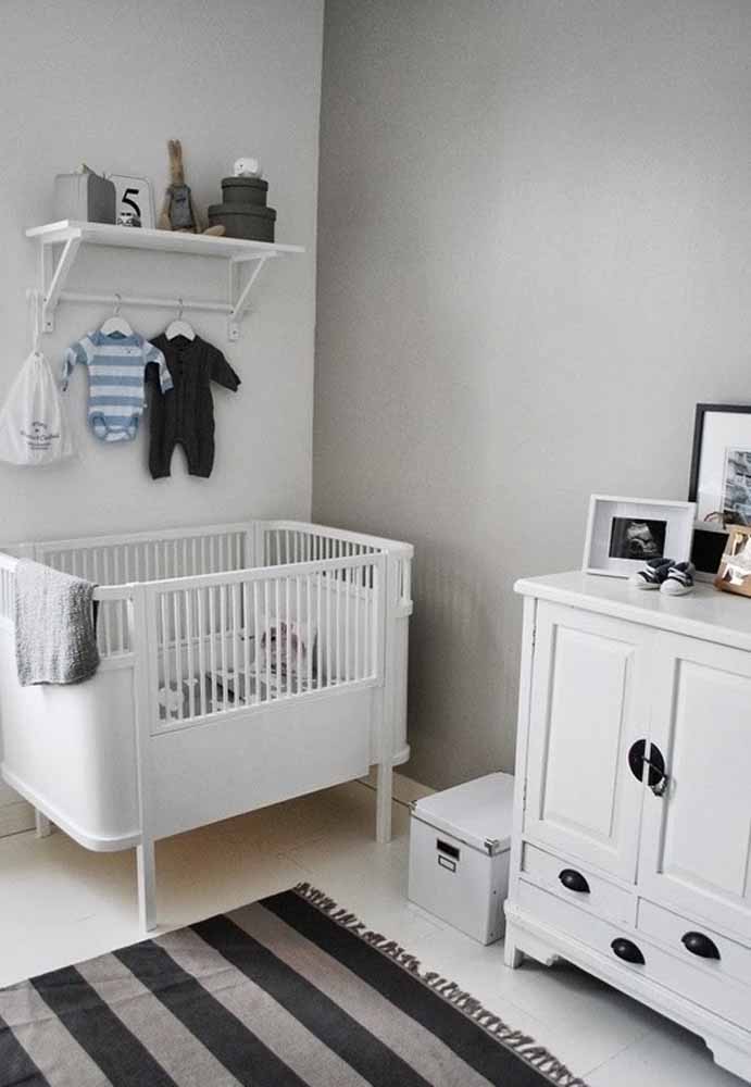 Aposte nos tons de cinza para um quarto de bebê simples e super elegante