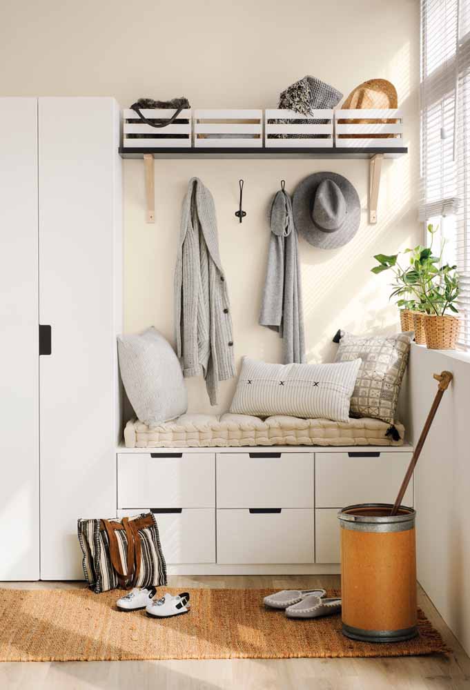 Aproveite o espaço entre a janela e o armário