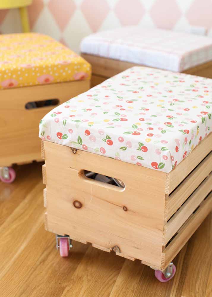Que tal fazer um móvel funcional usando caixote? Uma mistura de puff com porta revista