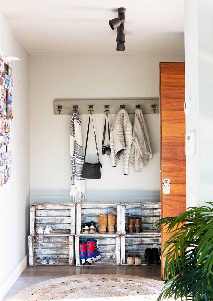 Aproveite os caixotes para fazer uma sapateira