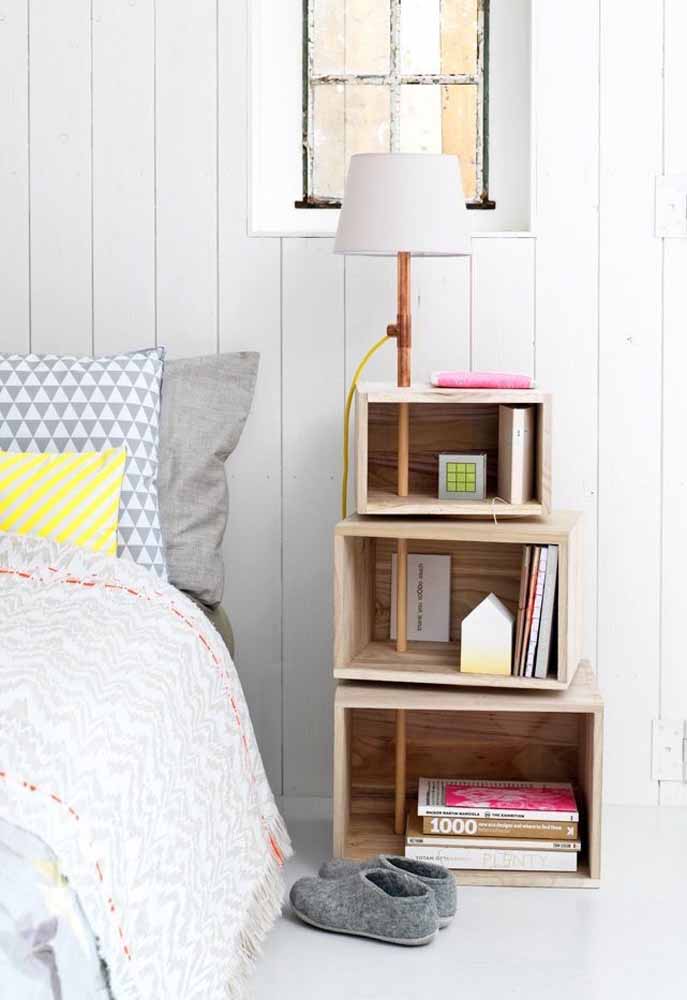 Use caixotes de vários tamanhos para fazer essa mesinha de cabeceira