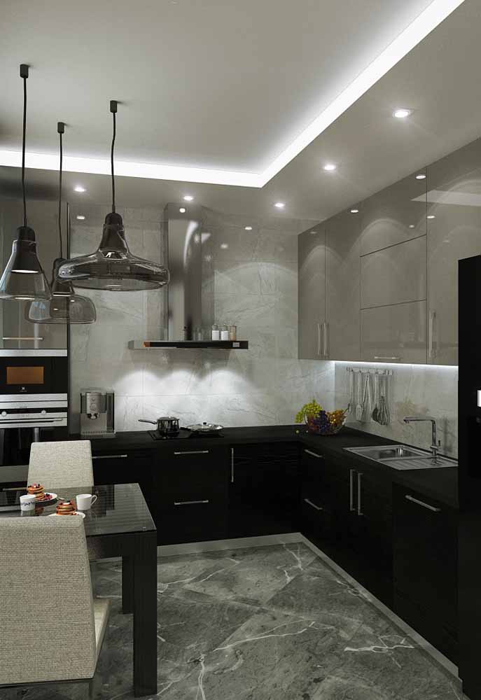 A combinação de piso, parede e móveis confere modernidade e sofisticação na decoração da cozinha