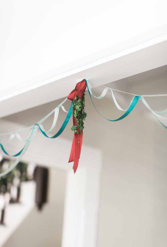 Use fitas para fazer a sua decoração de natal