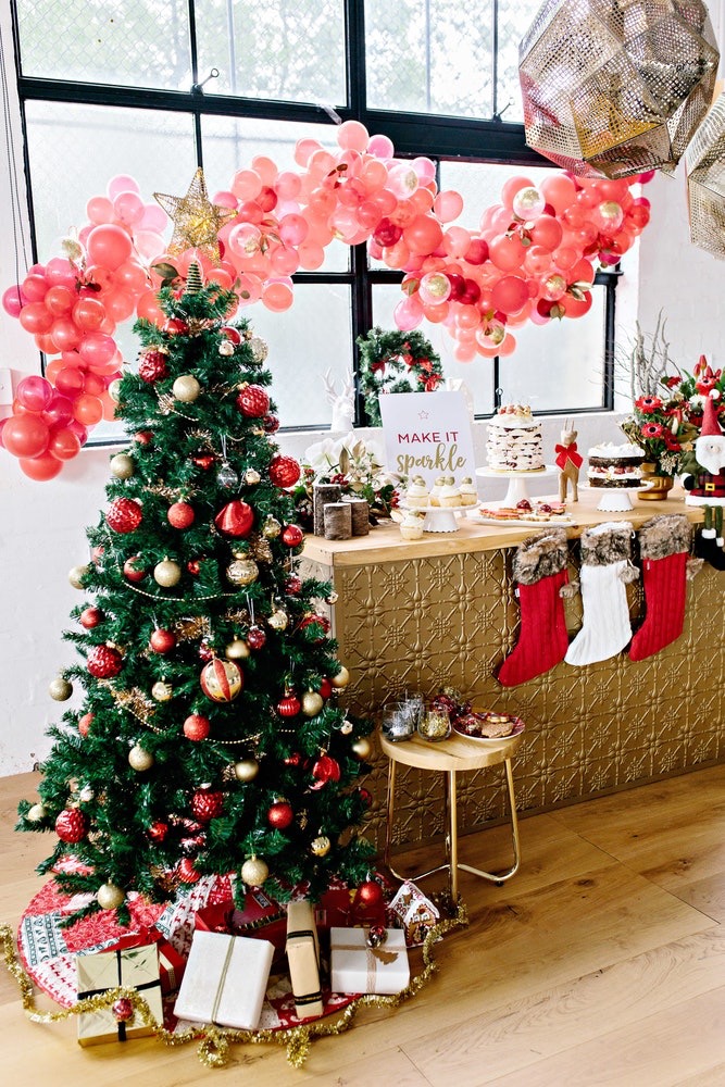 Folhas, galhos e velas para enfeitar o centro da mesa de natal